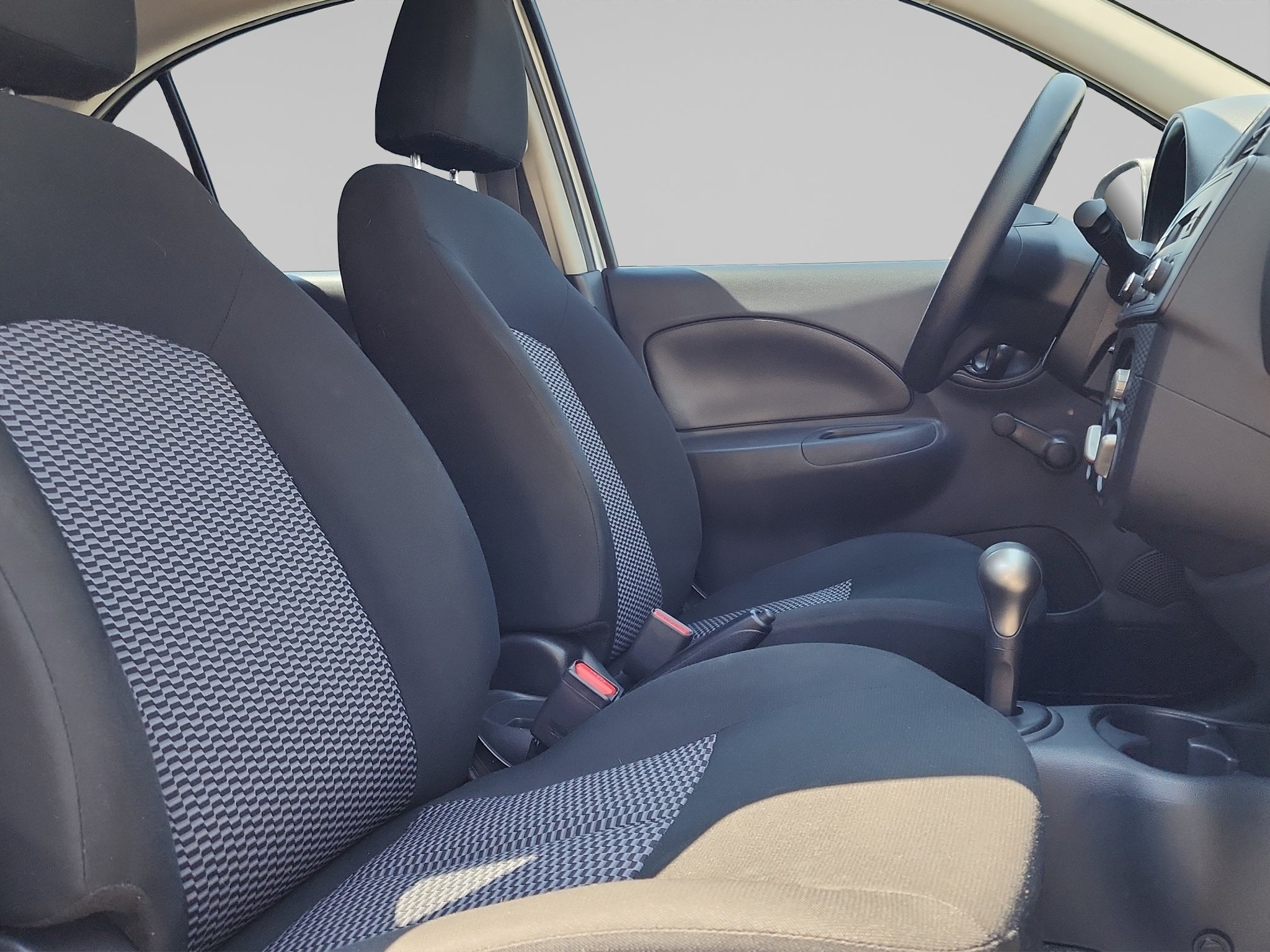 2023 Nissan MARCH 5 PTS HB SENSE TA AAC R-14