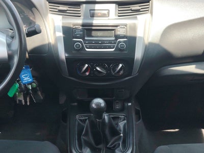 2020 Nissan NP300 4 PTS PICK-UP DOBLE CABINA SE TM6 AAC CD VE