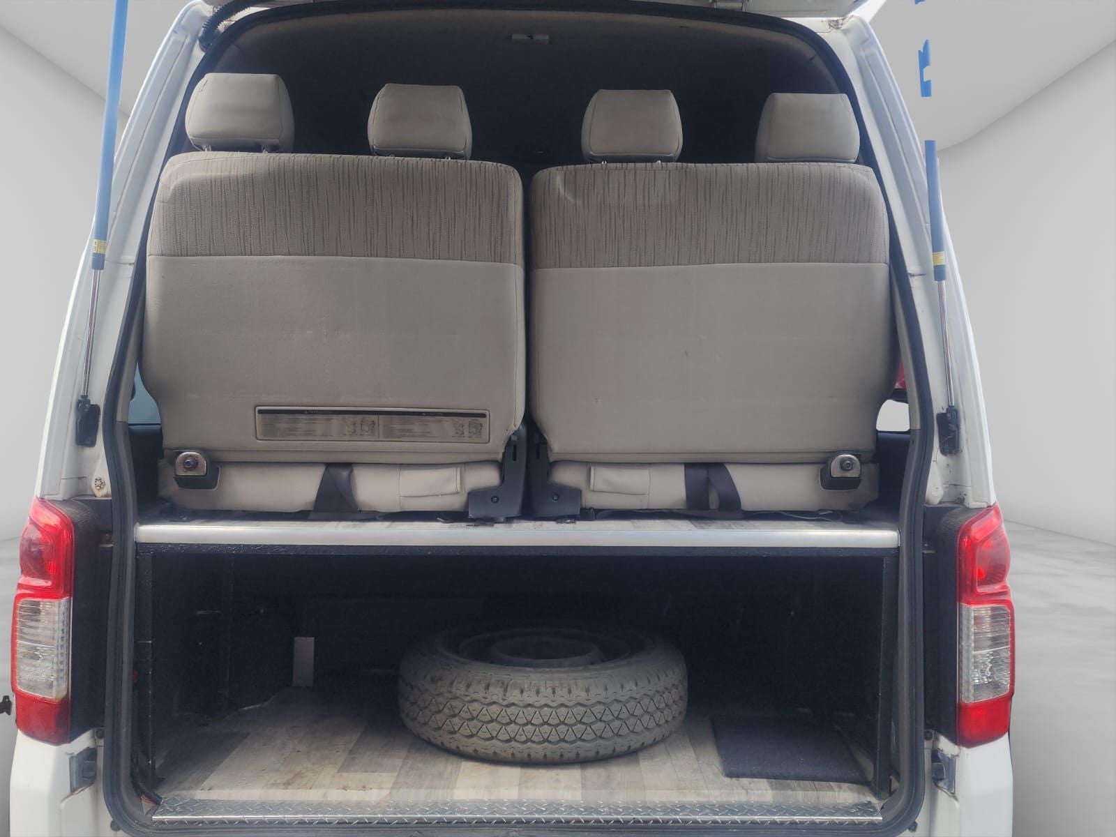 2021 Nissan URVAN 4 PTS AMPLIA TM5 AAC DESEM TRAS 15 PAS