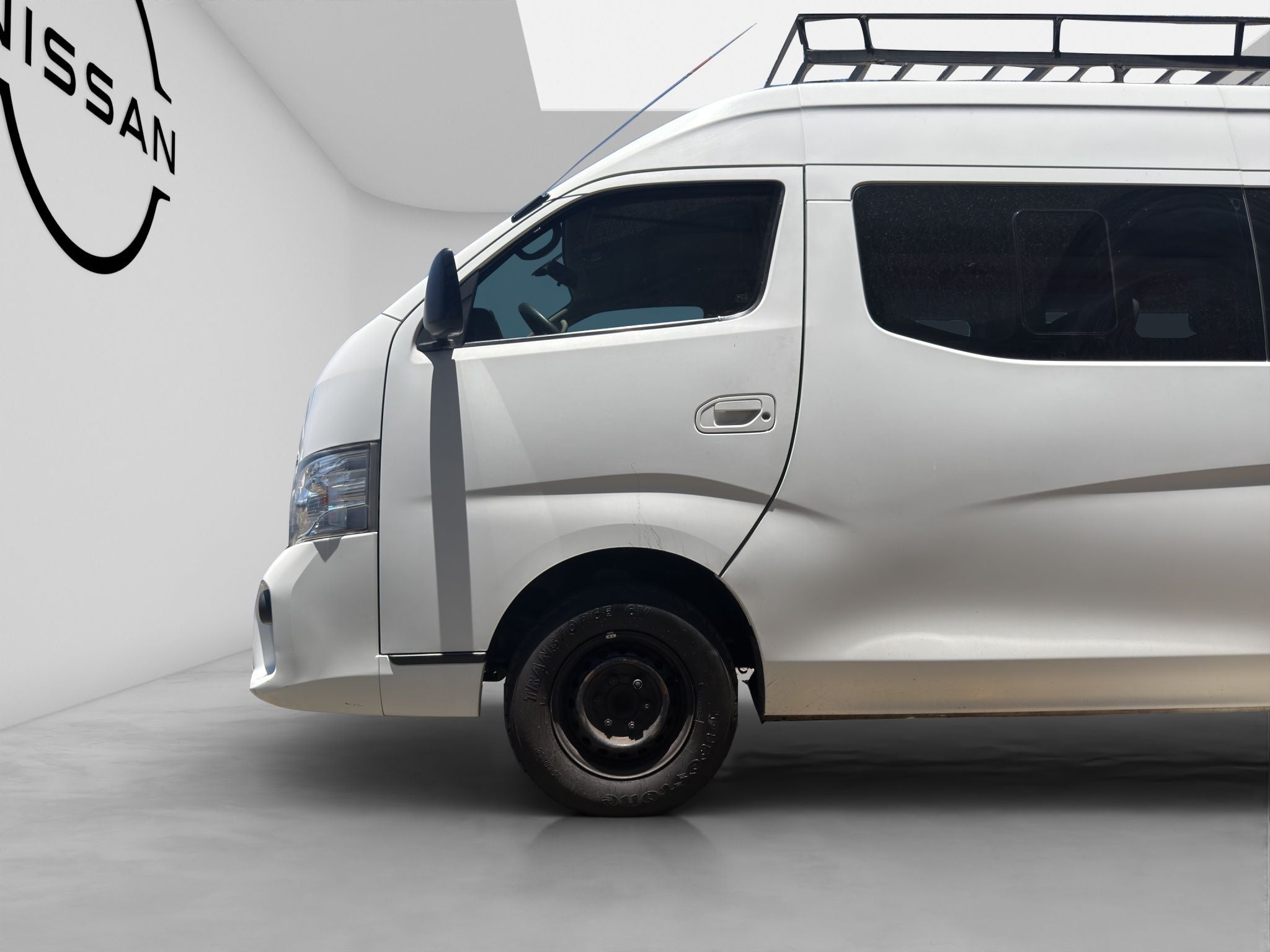 2022 Nissan URVAN 4 PTS AMPLIA TM5 AAC DESEM TRAS 15 PAS