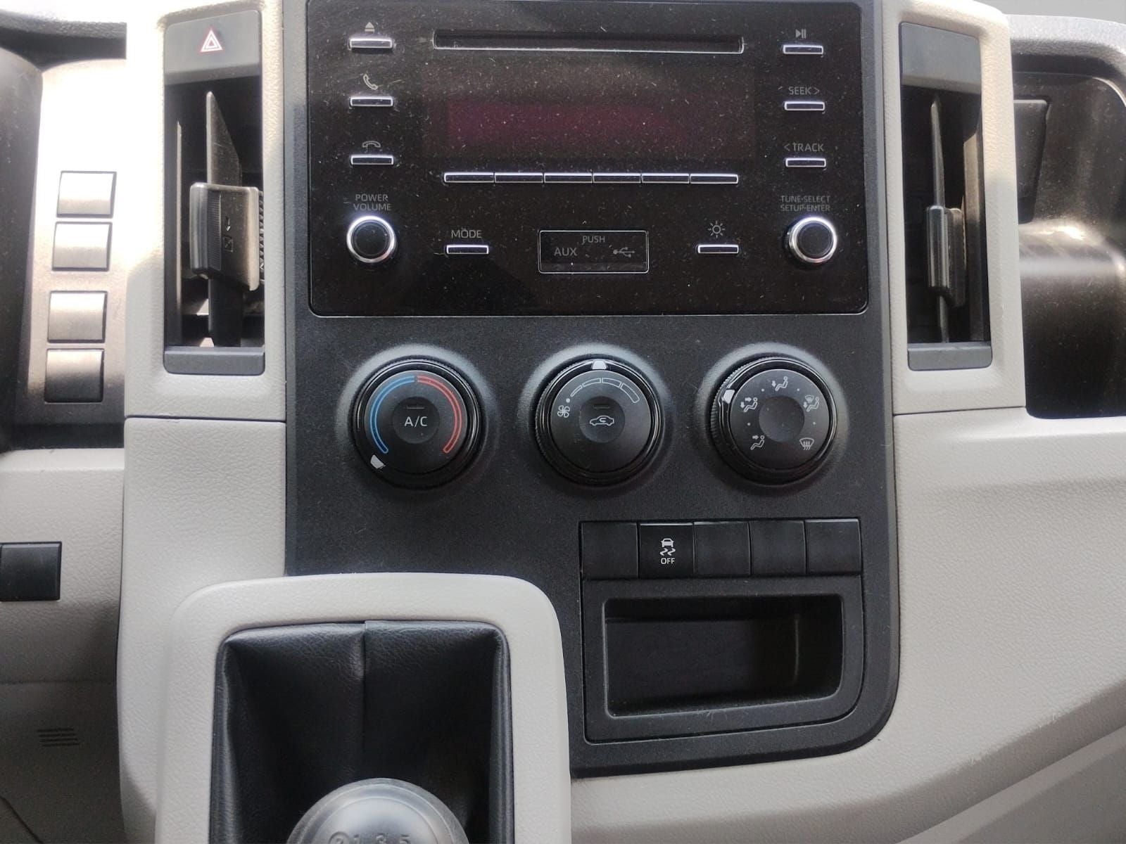 2023 Toyota HIACE 4 PTS DX SUPERLARGA TM5 CVENTANAS