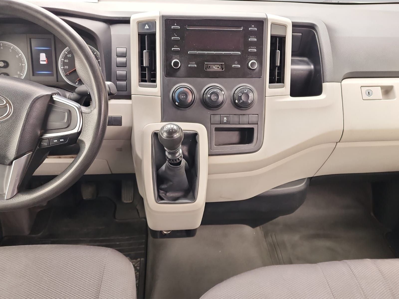 2023 Toyota HIACE 4 PTS DX SUPERLARGA TM5 CVENTANAS
