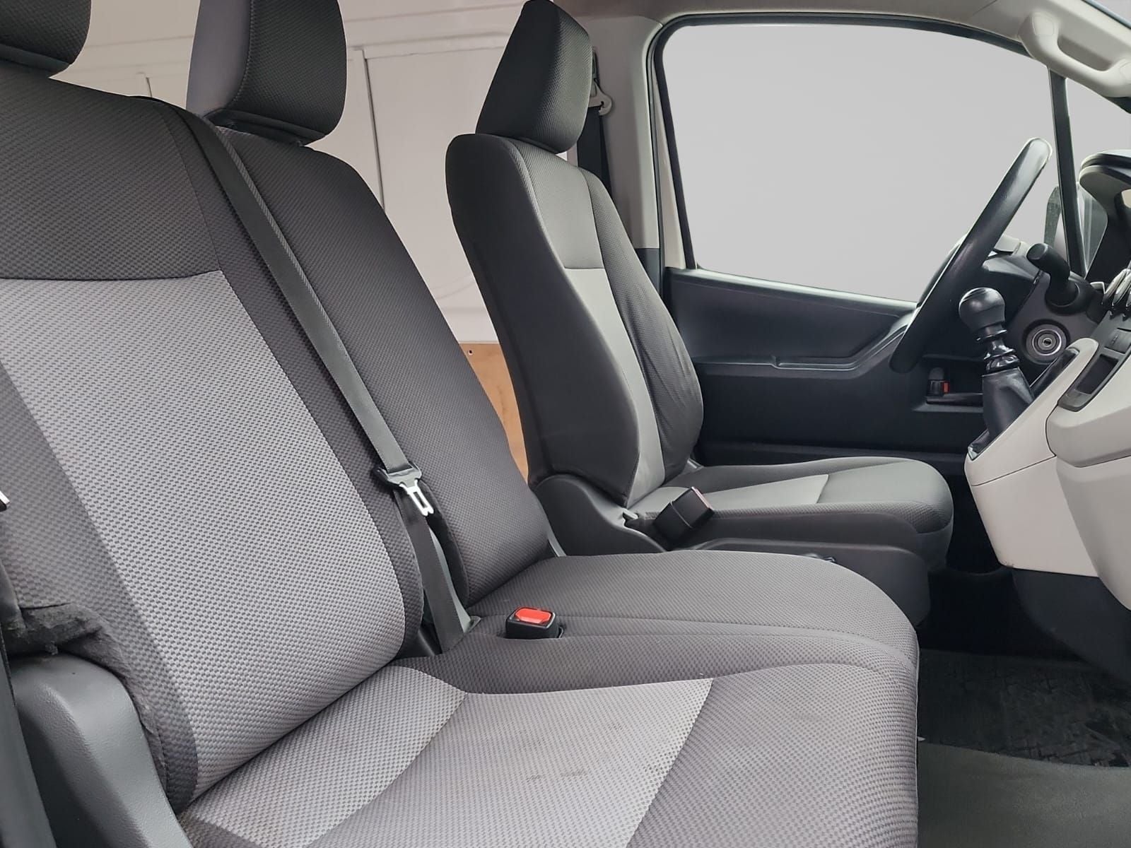 2023 Toyota HIACE 4 PTS DX SUPERLARGA TM5 CVENTANAS