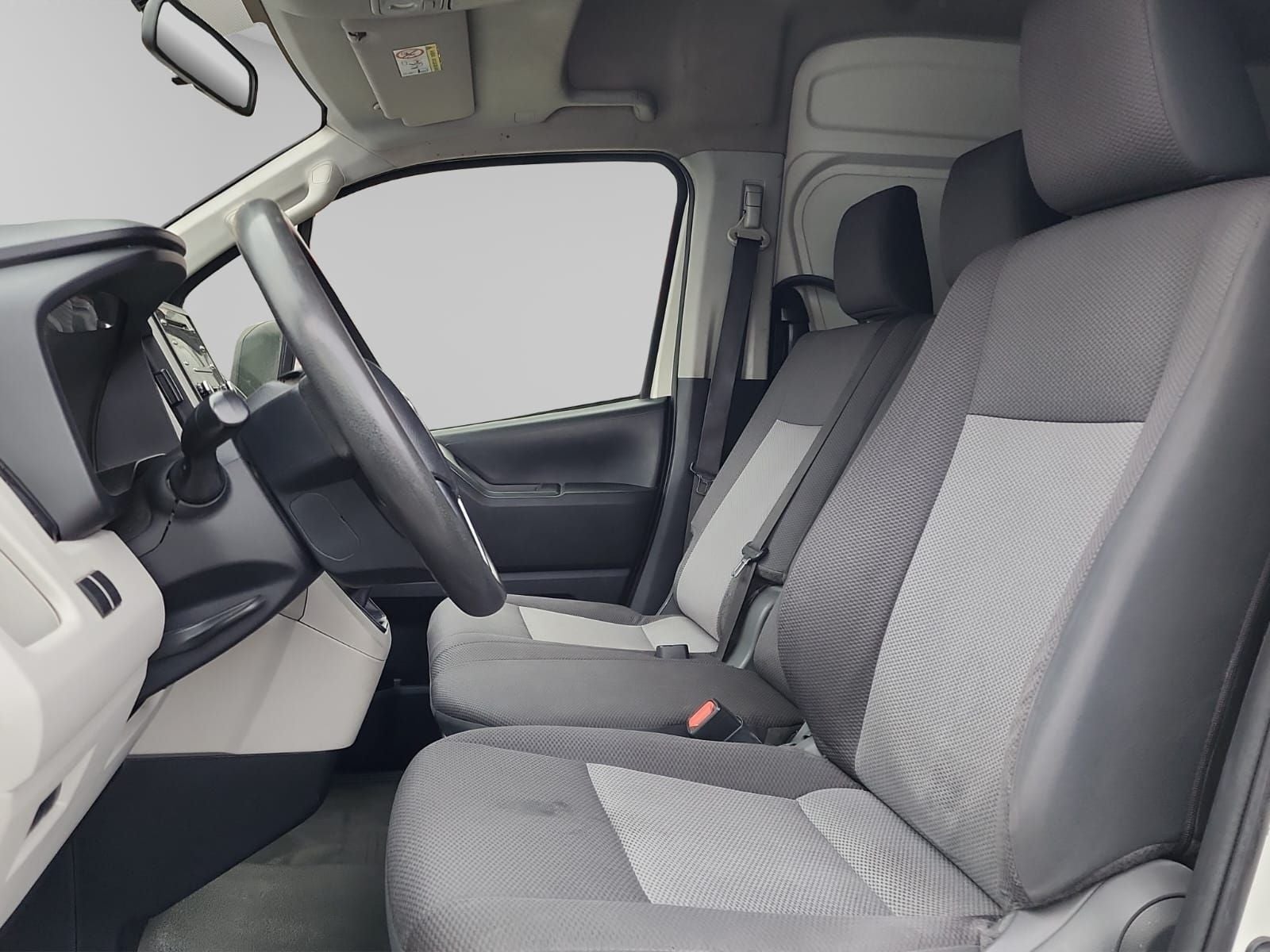 2023 Toyota HIACE 4 PTS DX SUPERLARGA TM5 CVENTANAS