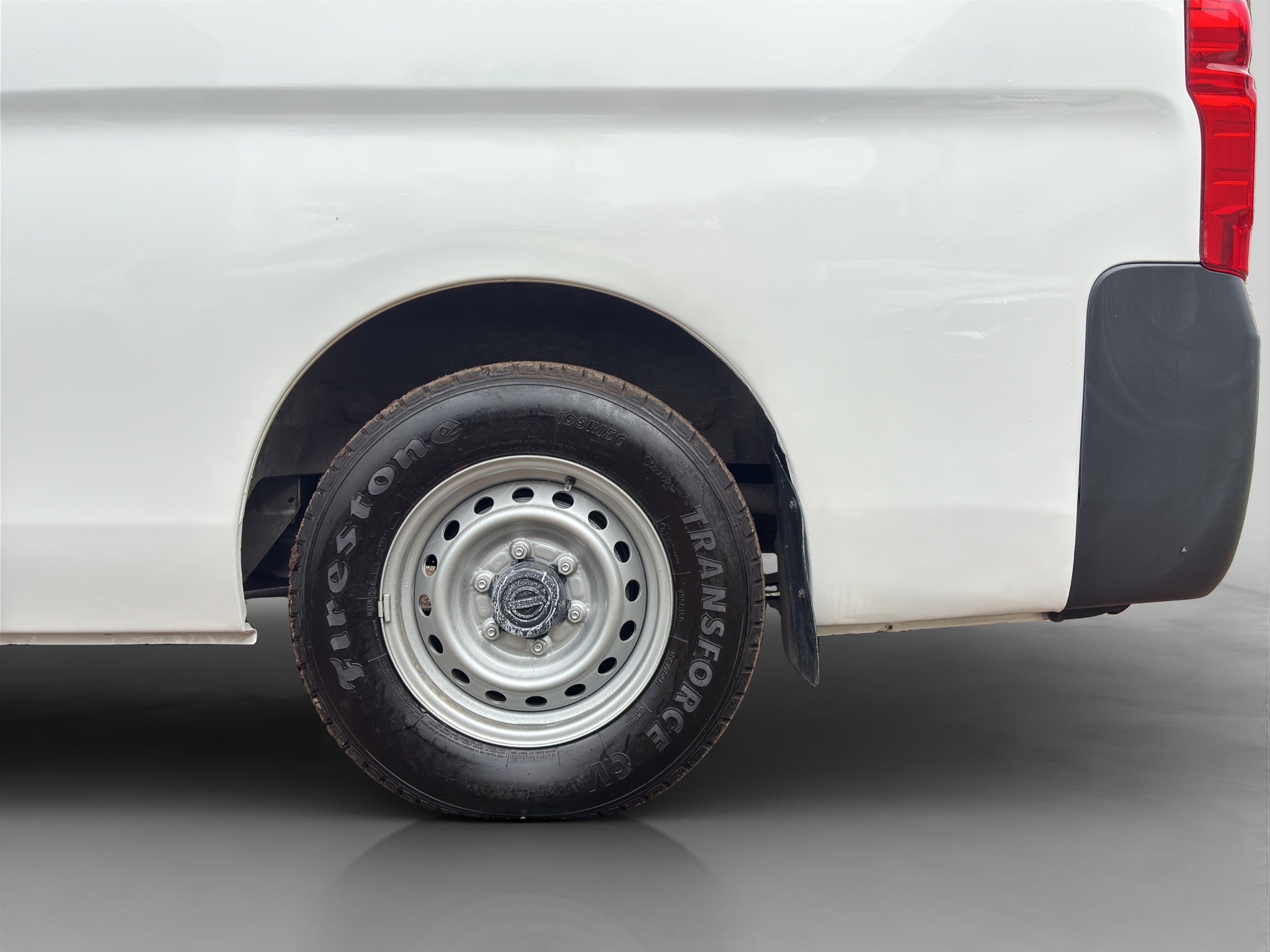 2022 Nissan URVAN 4 PTS AMPLIA TM5 AAC DESEM TRAS 15 PAS