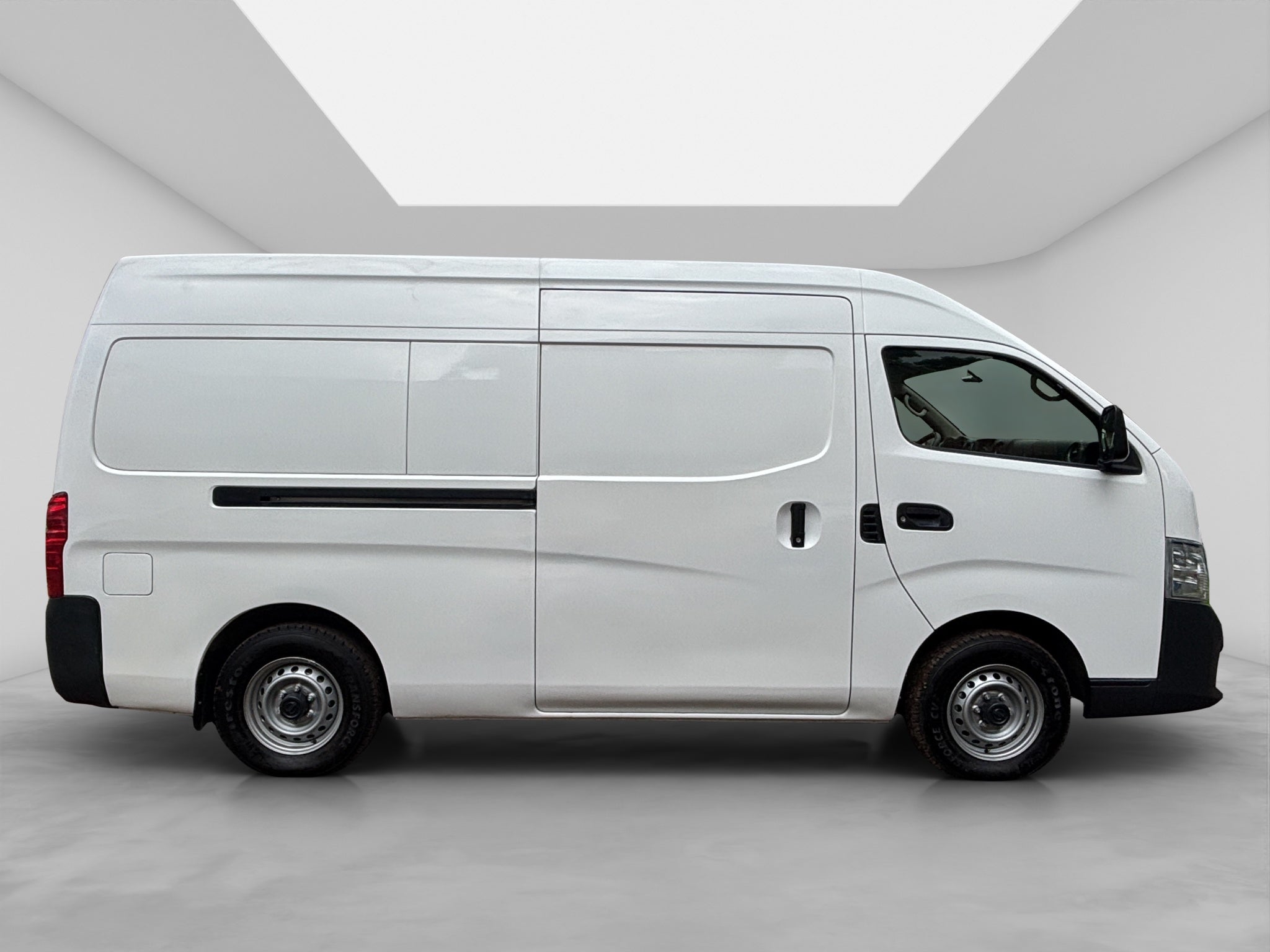 2022 Nissan URVAN 4 PTS AMPLIA TM5 AAC DESEM TRAS 15 PAS