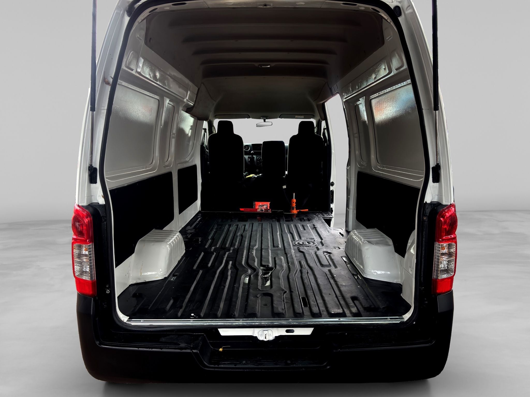 2023 Nissan URVAN 4 PTS AMPLIA TM5 AAC