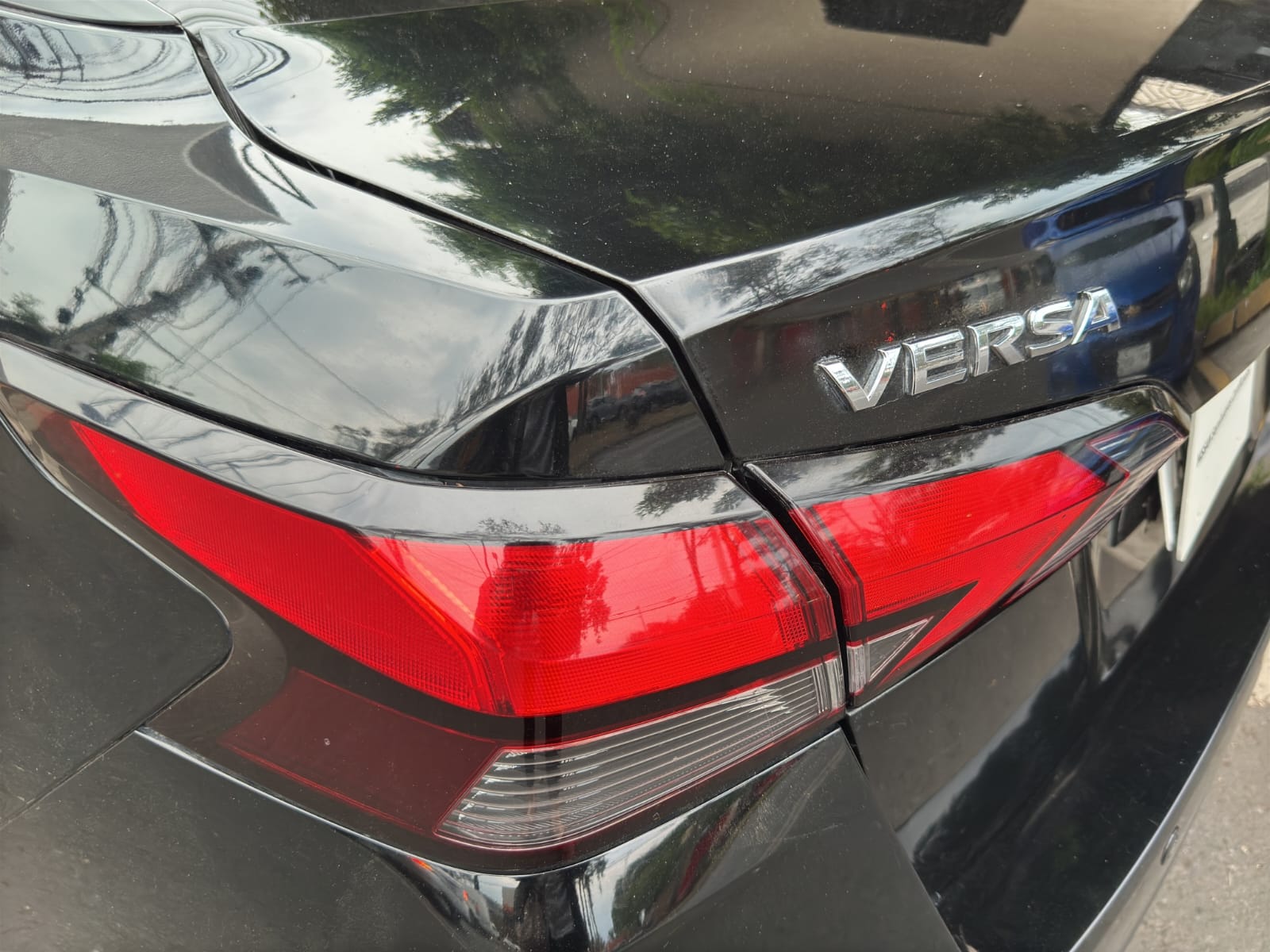 2021 Nissan VERSA 4 PTS EXCLUSIVE CVT AAC AUT VE PIEL GPS F NIEBLA RA-17